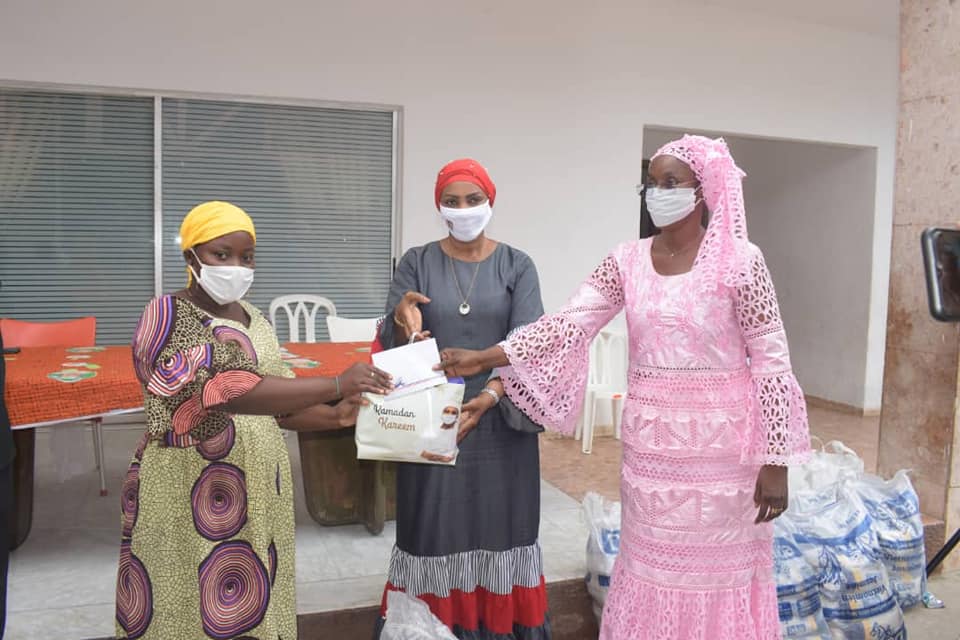You are currently viewing Ramadan et Covid-19 : L’ONG Berko Femmes & Enfants et l’honorable Adjaratou Traoré main dans la main pour soutenir les plus démunis